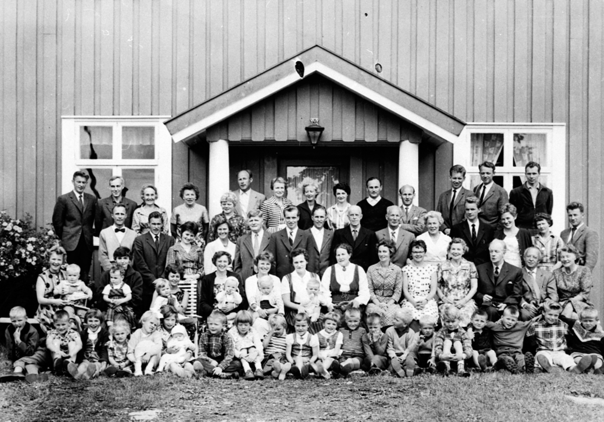 Anno Domkirkeodden, Slektstevne på Berg østre, Ringsaker. Gudrun Skjelseth født Myhre med søsken, barn og barnebarn.