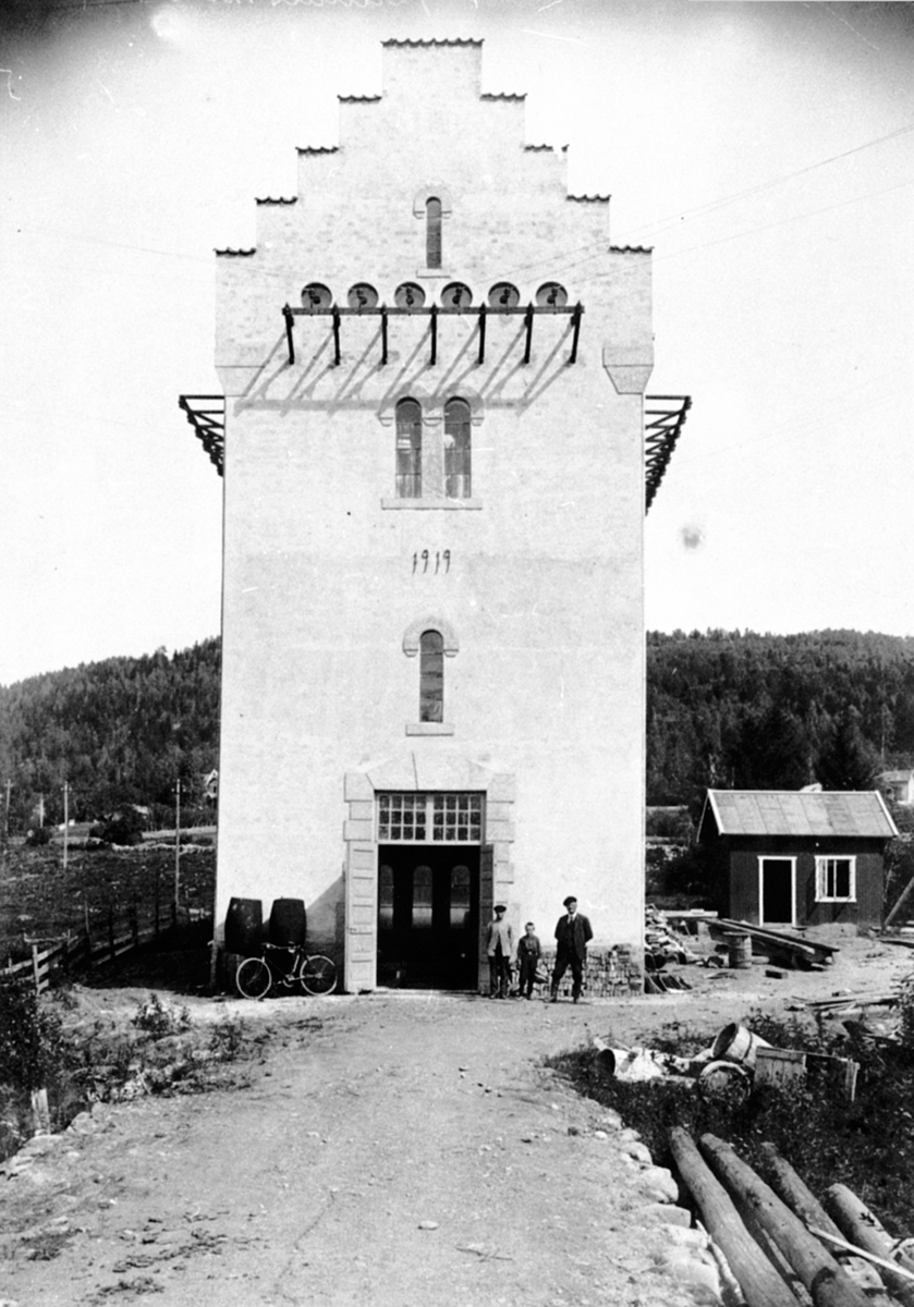 Anno Domkirkeodden, Eksteriør, sekundærstasjon under Hamar, Vang & Furnes kraftselskap. Foran til venstre er Mathias Thoresen, Brumunddal.
