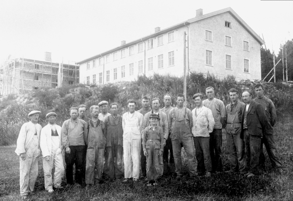 Anno Domkirkeodden, Ringsaker Fylkesskole under bygging, gruppe arbeidere foran bygget. Ringsaker Folkehøgskole ble startet her i 1939.