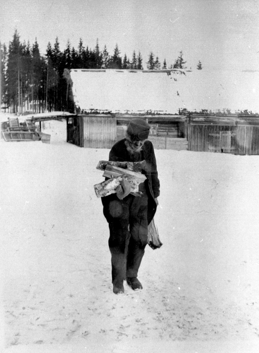Anno Domkirkeodden, Johannes Langgaard bærer vinterved, 92 år gammel. Langgård nedre, Næroset, Ringsaker.