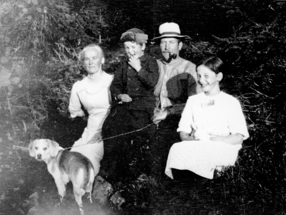 Anno Domkirkeodden, Familien Gjørslie i Hesthagen under Fuglseng nordre, Ringsaker. Fra venstre er Synnøve, Lars, Anders, Karen og hunden Trofast.