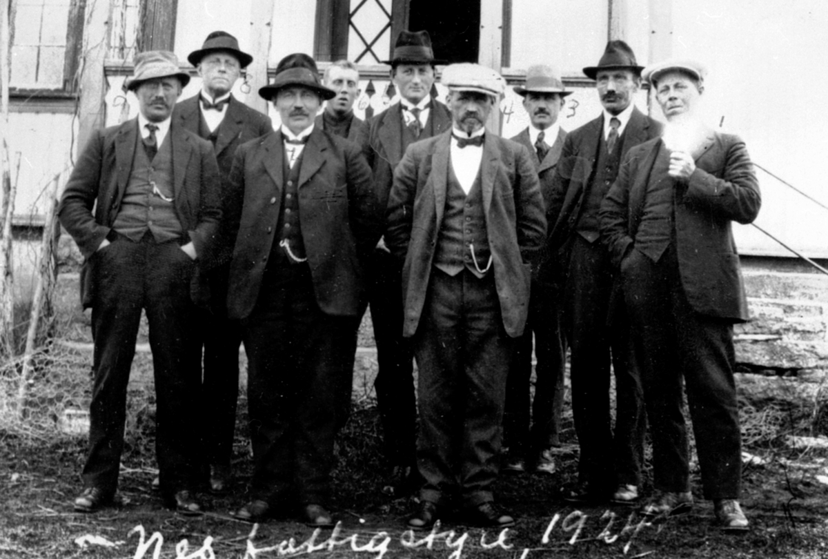 Anno Domkirkeodden, Nes Fattigstyre i 1924. Fra venstre er Nils Kaulum, Harald Hoelstad, Johan Huuse, Jens Mengshoel, Johan Skjerven, Andreas Børke, B. Larsen, Leonard Maurud.
