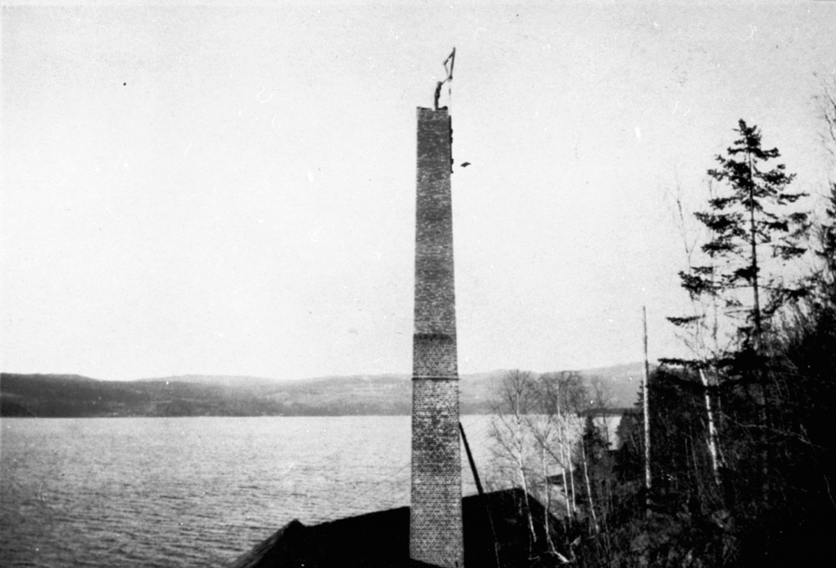 Anno Domkirkeodden, Eksteriør. Pipa på Sendstad teglverk, Nes Hedmark. 25 meter høg.