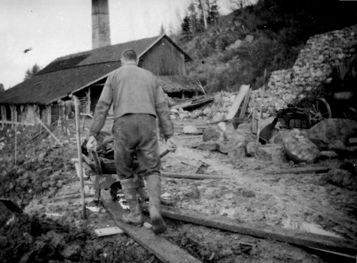 Anno Domkirkeodden, Sendstad teglverk, Nes, Hedmark. Mann med trillebår. Johan Larsen ?