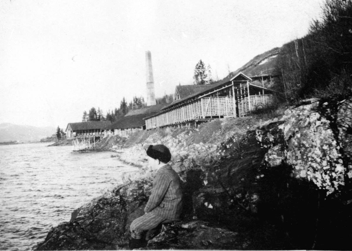 Anno Domkirkeodden, Sendstad teglverk, Nes, Hedmark. Ole Sendstad (1909-1984) i forgrunnen.