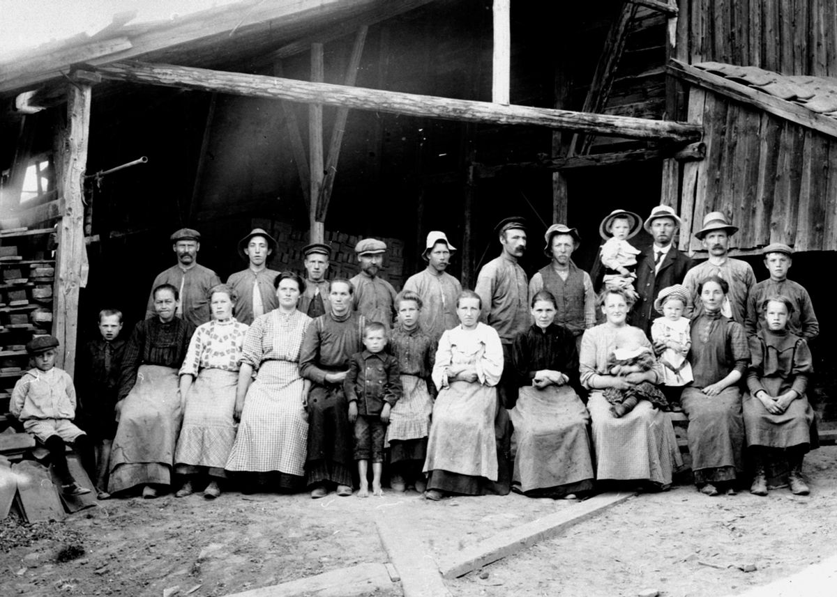 Anno Domkirkeodden, Grruppe arbeidere ved Sendstad teglverk, Nes, Hedmark. Første rekke fra venstre er Olav Valen Sendstad, Even Støen, Lina Støen, Laura Vangen (f Støen), Mathilde Melby, Helene, Kristian (Aarvold) og Martha fra Nersveen, Klara Steinvang, Beate fra Øversveen (senere Furulund), Olga Karlstad med Anna p…
