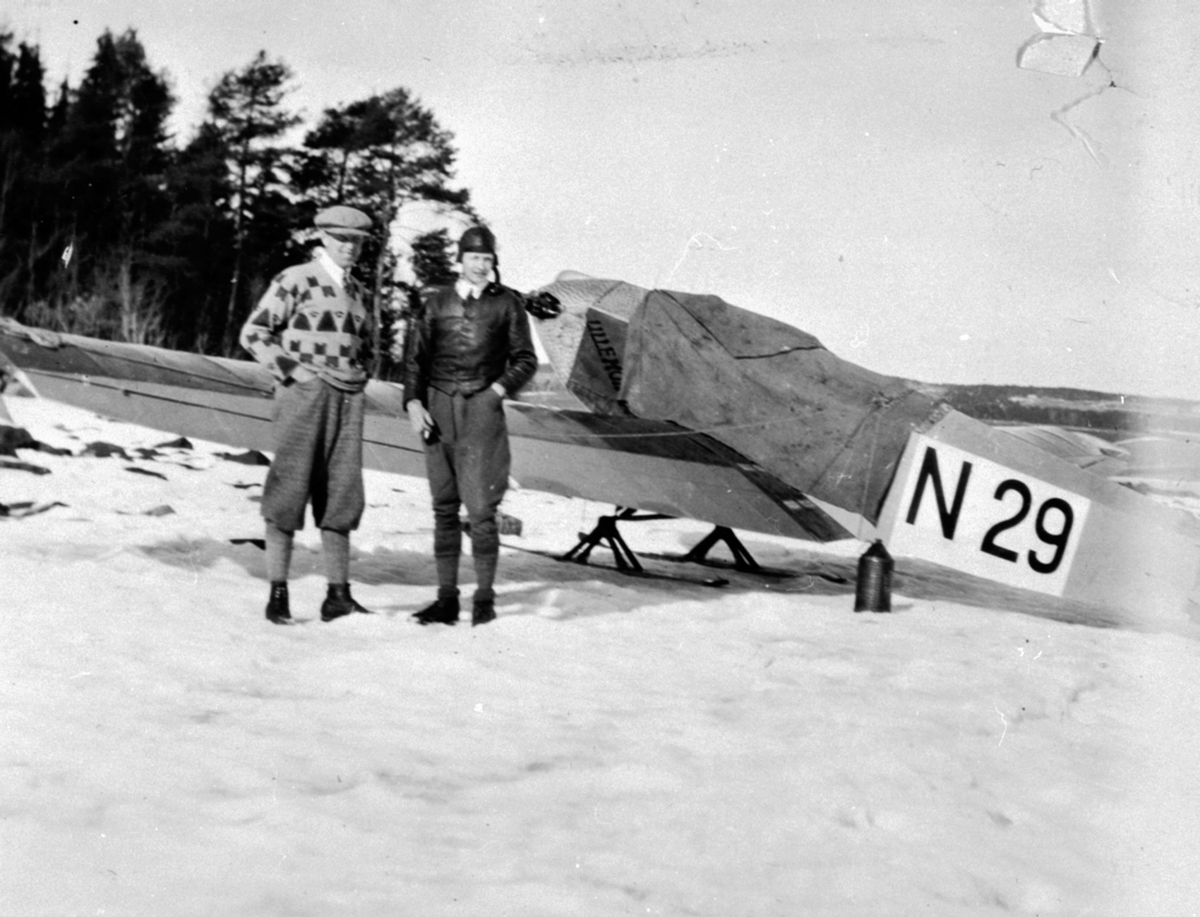 Anno Domkirkeodden, Ole Fladeby og Leif Lier foran fly (N-29) med ski utenfor Odden/Framnes, Helgøya. N-29 var en Klemm L. 20B-1 cn:72. Denne registreringen hadde flyet mellom mars 1929 til mars 1933. Leif Lier eide dette flyet i 1929.