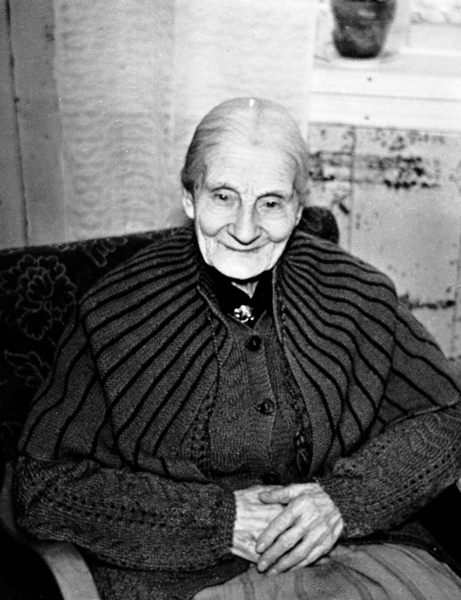 Anno Domkirkeodden, Portrett, Agnethe Mæhlum på 90-årsdagen den 7.1.1955, Mælum, Veldre, Ringsaker.