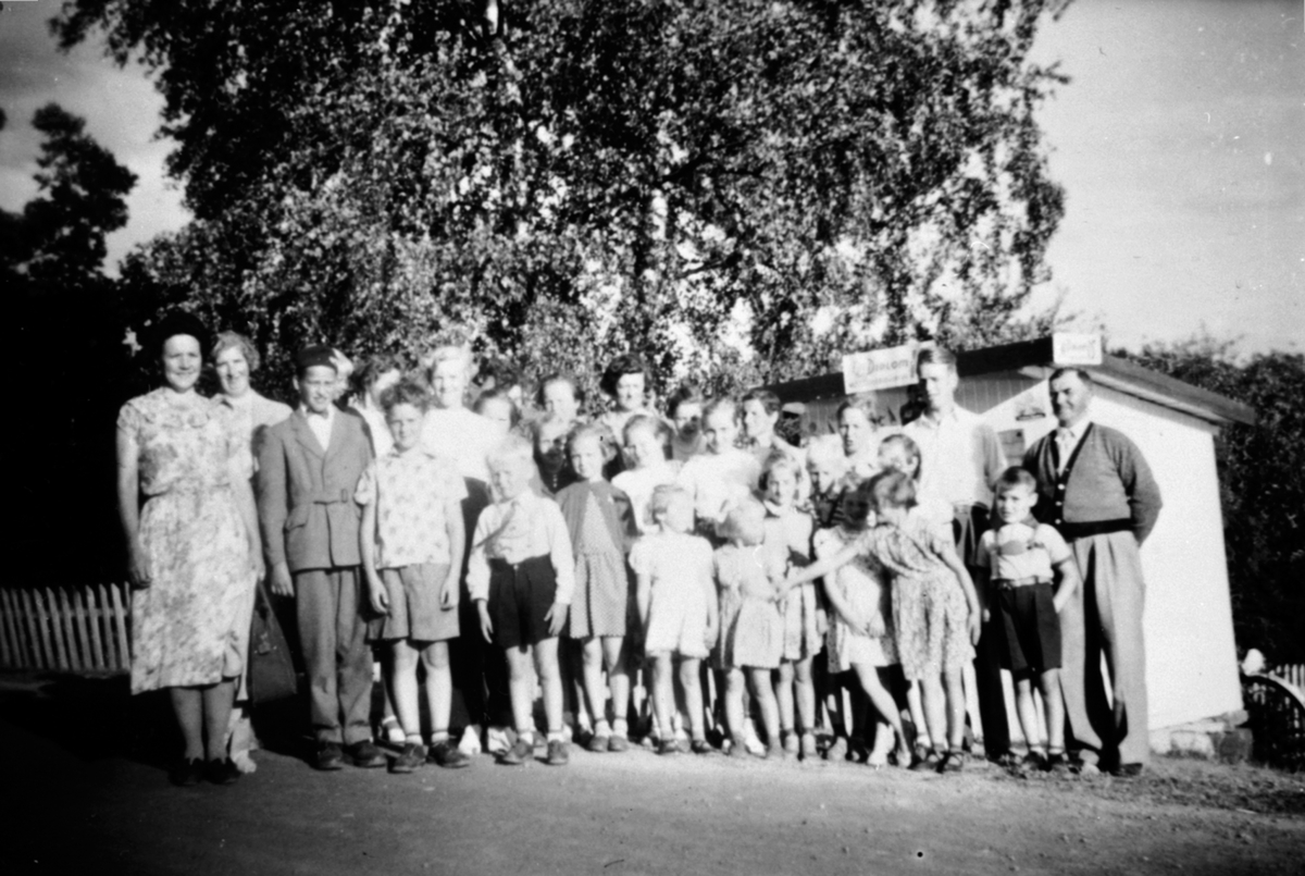Anno Domkirkeodden, Voksne og barn fra Brumund søndagskole på tur til Gjøvik. Her ved Mengshoel fergested, Nes, Hedmark.