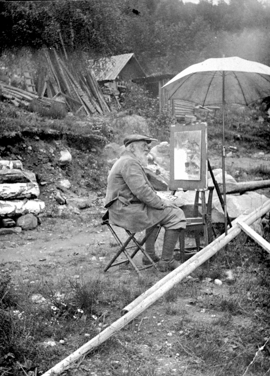 Anno Domkirkeodden, Kunstmaler Wilhelm Peters (1851-1935) ved staffeliet. Gjest på Løken østre, Veldre, Ringsaker.