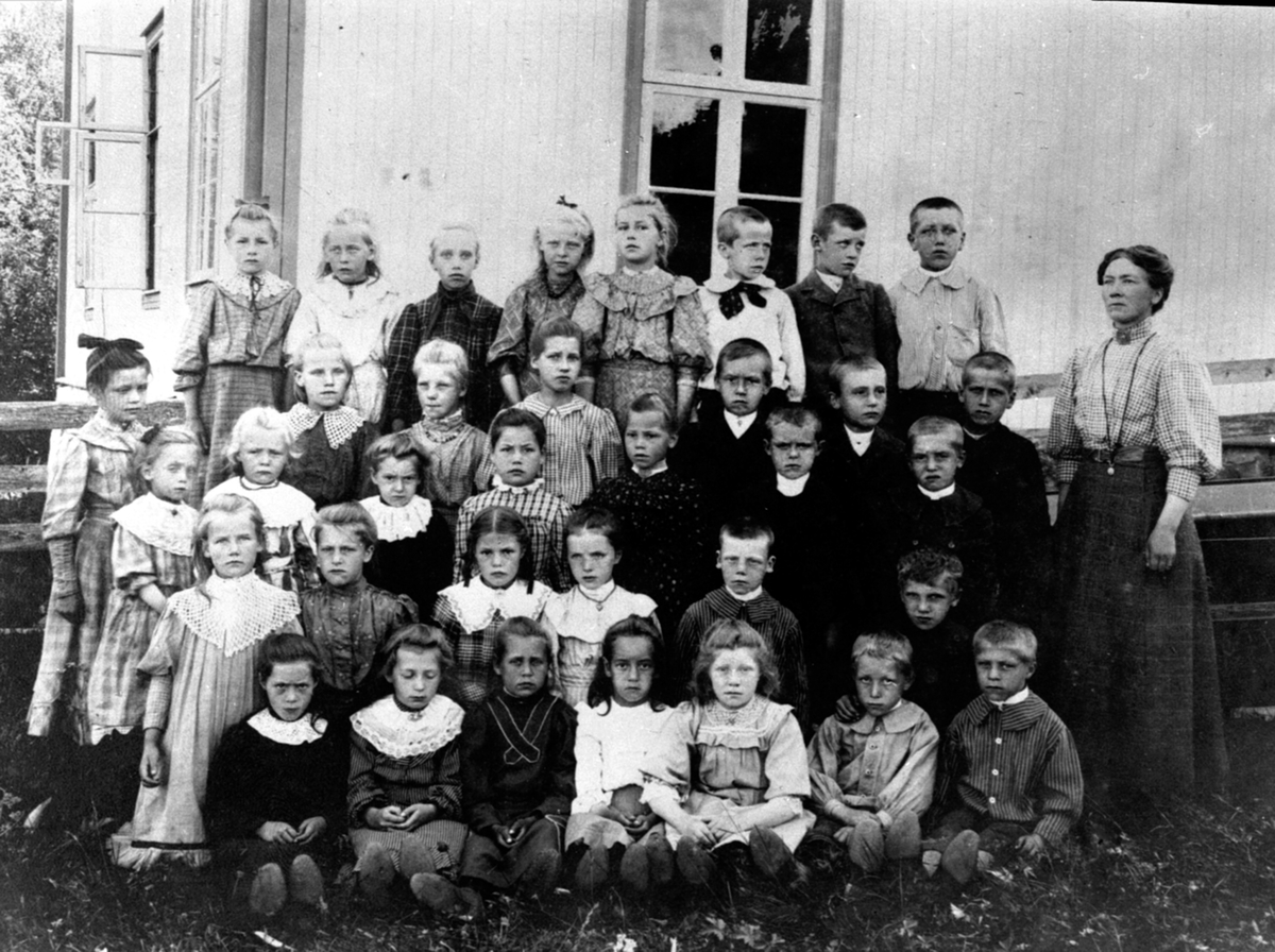 Anno Domkirkeodden, Elever og lærer ved Brumund skole, Veldre, Ringsaker. Småskolen.