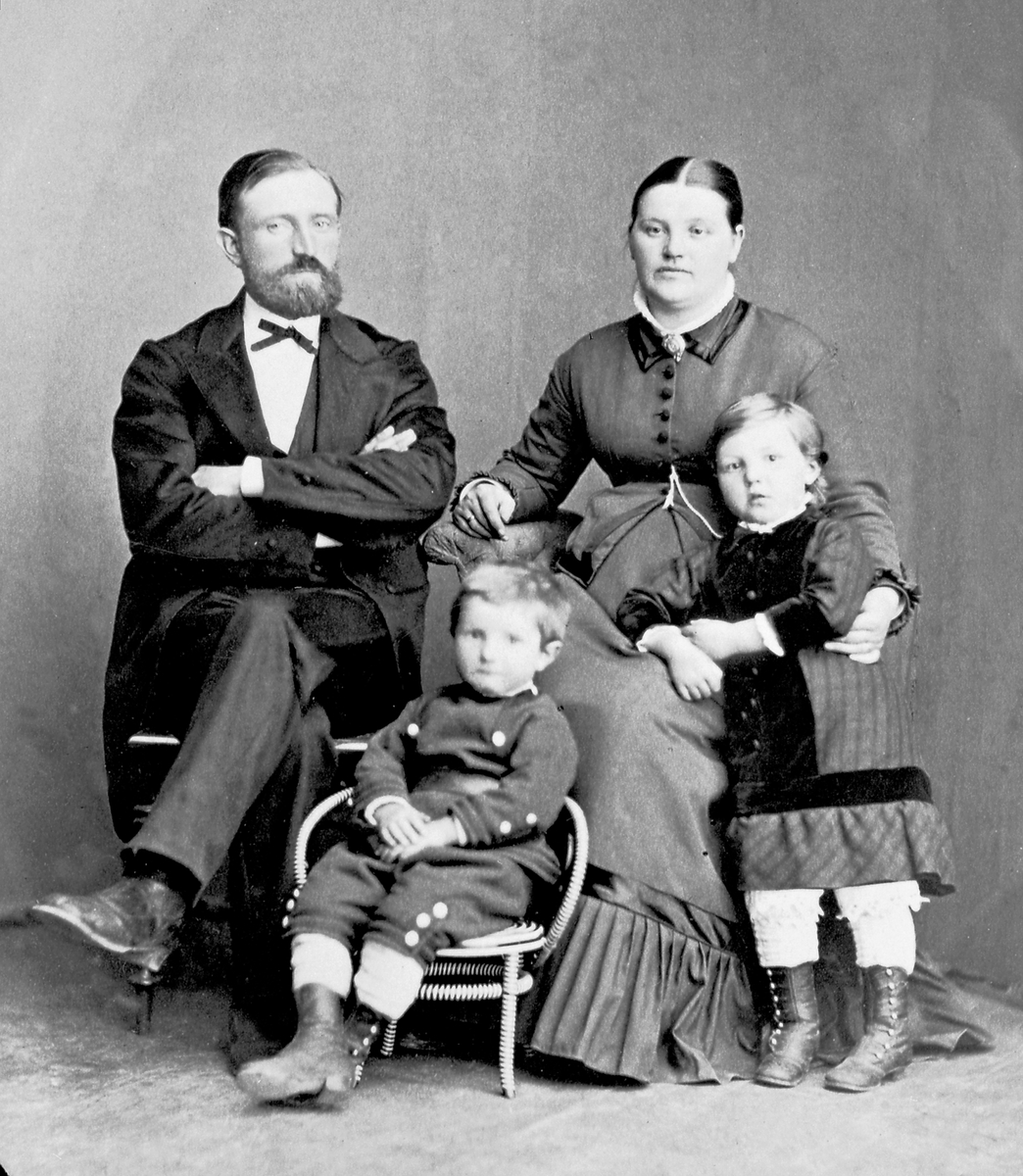 Anno Domkirkeodden, Familie. Jørgen Opsal, Louise Opsal født Narud, barn er Klara (gift Sølvsberg), Anders.