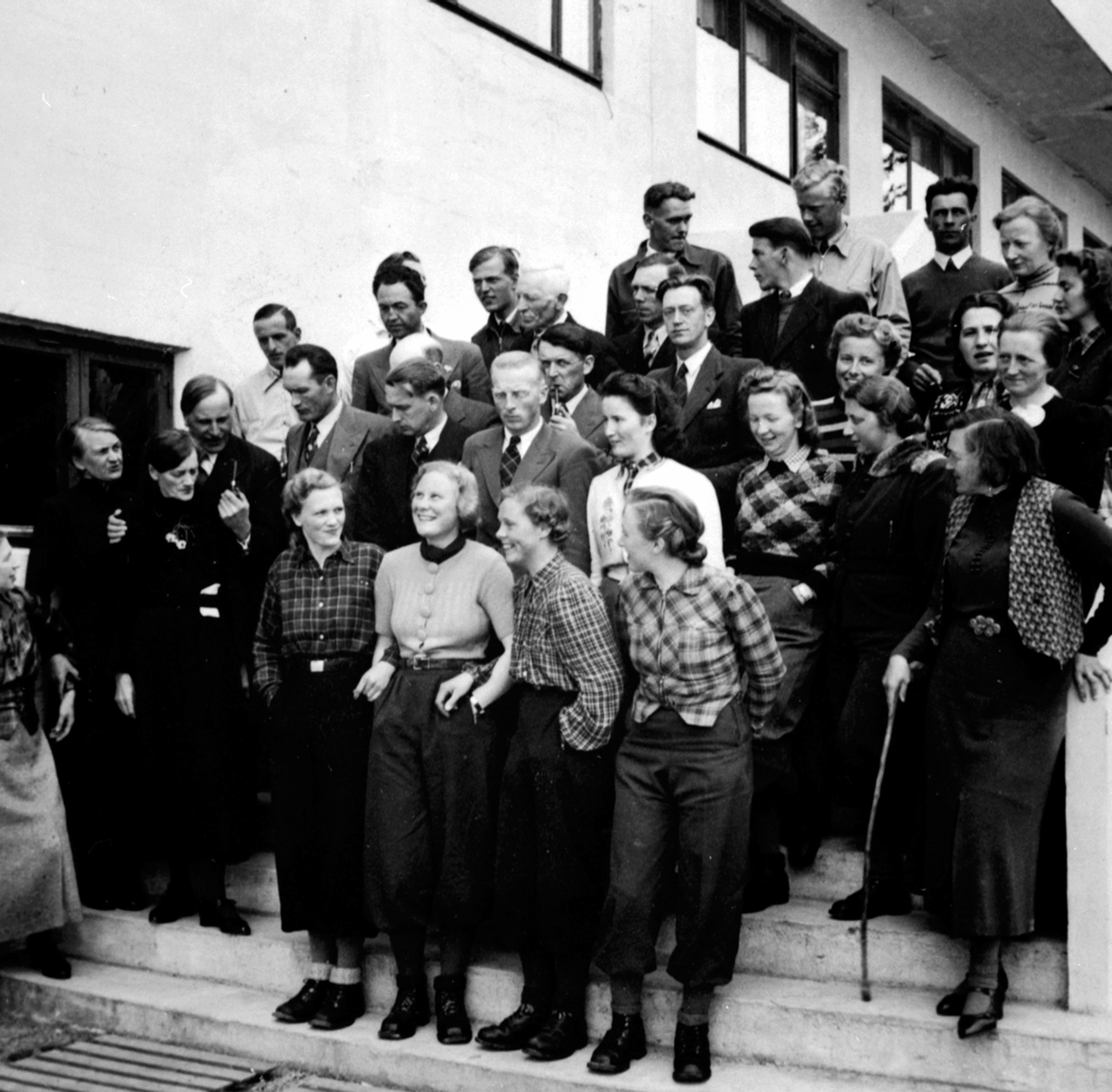 Anno Domkirkeodden, Stor gruppe funksjonærer fra Berger Langmoen A/S på kurs på Sjusjøen Høyfjellshotell, Sjusjøen. 1 rekke f.v. Ingeborg Vardeberg, Jorun Jevanord Amdahl, Borghild Narud, Olaug Ødegaard. 2 rekke f.v. Maria Langmoen, Ellen Amdahl, Berger Langmoen, Trygve Urdahl, Sigurd Grøndahl, Arne Lillehaug, Karin S…