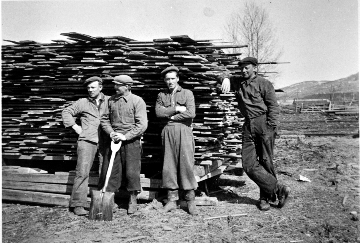 Anno Domkirkeodden, Opprydding, Strandsaga, Berger Langmoen A/S, Brumunddal. Gruppe arbeidere. Fra venstre er Karl Strand, Georg Holter, Erling Houmb, Paul Myhre.