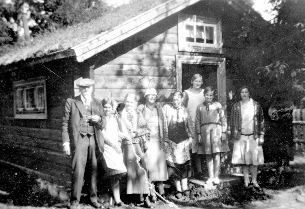 Anno Domkirkeodden, Gruppe personer foran hytte. Grunnbua, Ringsakerfjellet. Fra venstre er kunstner Johan Nordhagen, Julie Fjeldstad, Christine Nordhagen, Aslaug Nordhagen, Mimi Løken, Ingrid Hersoug, Astrid Hersoug, ukjent.