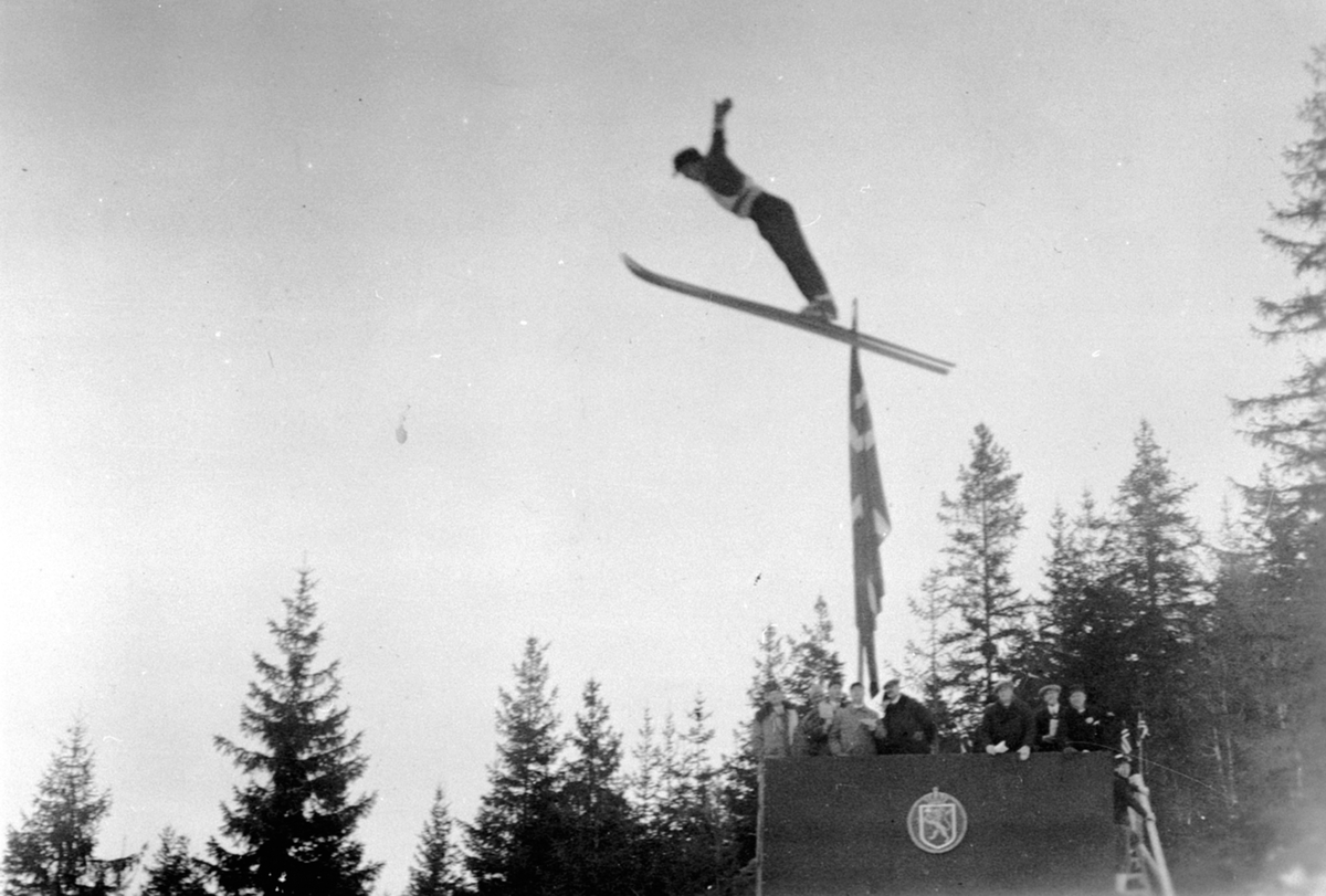 Anno Domkirkeodden, Carl Haave i svevet i Furubergbakken, Furnes under hovedlandsrennet i 1931. Carl Haave var en av landets beste hoppere i 1920 og 30 årene.