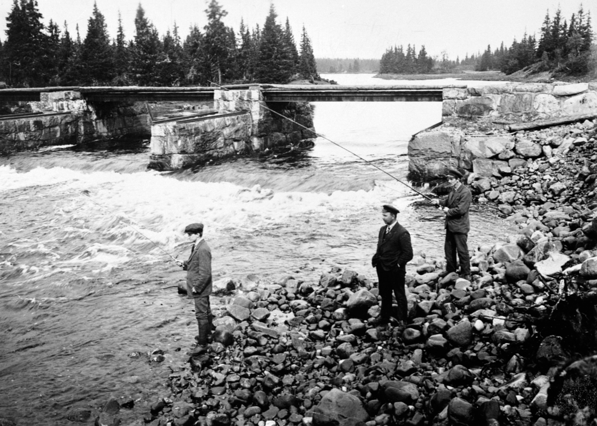 Anno Domkirkeodden, Brua over Åsta sør for Kvarstadseter, Åstadalen, Ringsakerfjellet. 3 fiskere. Fra venstre er Per Bokin, Røed, sjåfør Johannes Tranget. Tranget hadde drosje og leievogn, Røed og Bokin var lensmannsbetjenter i Ringsaker.