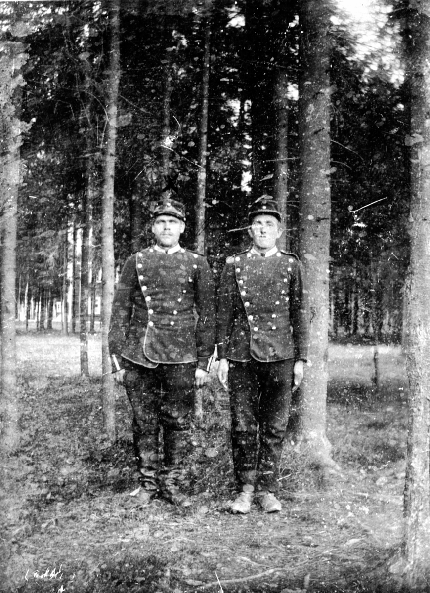 Anno Domkirkeodden, 2 soldater i uniform på Terningmoen. Jørgen Gudbrandsen, Bernt Bye, Moelv.
