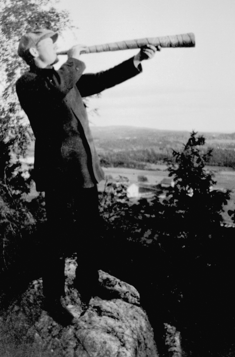 Anno Domkirkeodden, Karsten Braanaas blåser i neverlur på Saugsberget, Gaupen, Ringsaker.