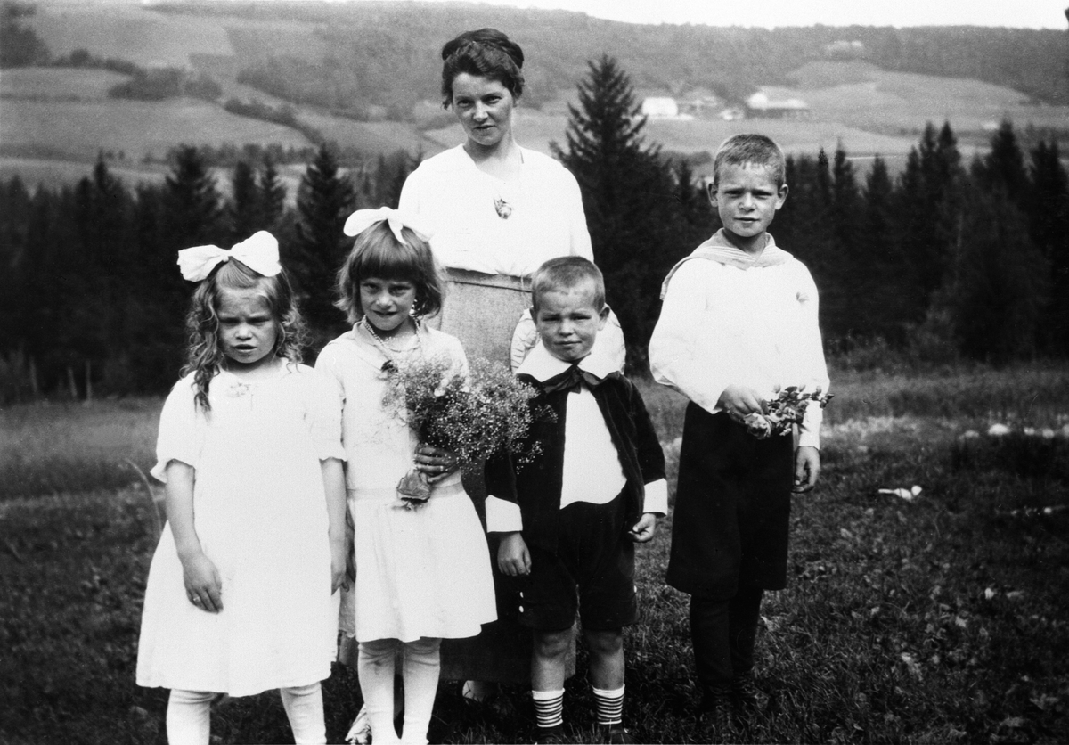 Anno Domkirkeodden, Familien Strandli ved Prøysenstua, Ringsaker. Fra venstre er Olaug Strandli, Elinor Strandli, Nils Strandli, Kaare Strandli. Bak er mor Olaug Strandli. Julie Andreassen og Olaug Strandli var søstre. Olaug født 1890.