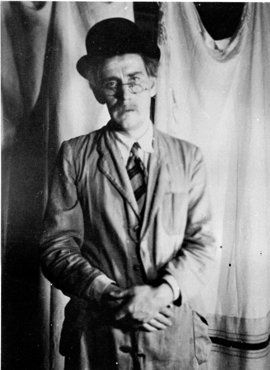 Anno Domkirkeodden, Sem Småbrukslærerskole,Alf Prøysen spiller revy, mann med hatt, frakk og briller.