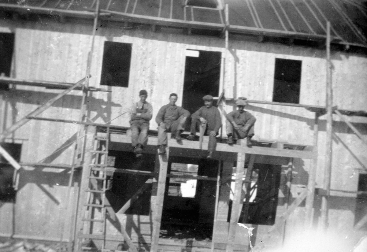Anno Domkirkeodden, Oppføring av Solsveen pensjonat, Bårdsethroa, Næroset, Ringsaker. 4 snekkere. Ole T. Skaug, Arne T. Skaug, Petter Nygaard, Lars Bratberg.