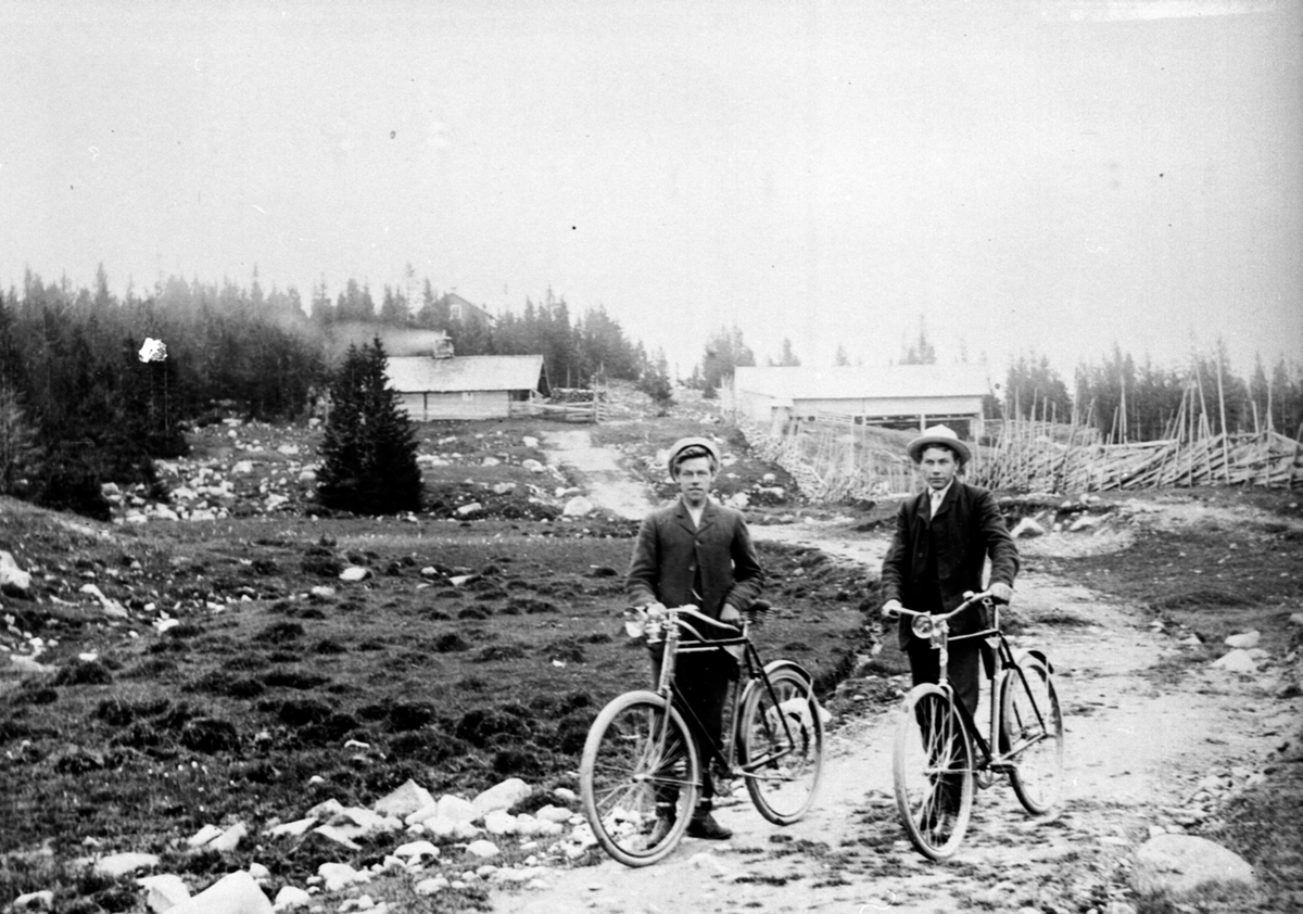 Anno Domkirkeodden, 2 menn med sykkel på Rømåsen seter, Ringsakerfjellet. Brødrene Emil og Petter Bjerklie.
