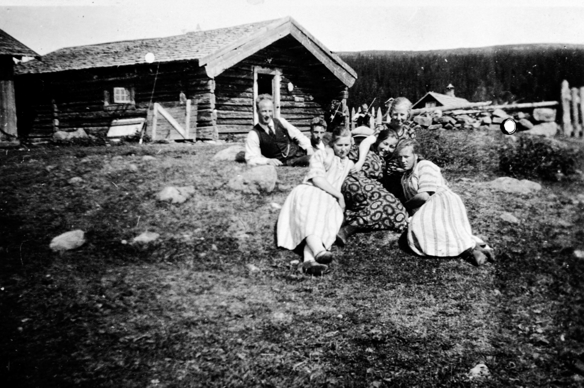 Anno Domkirkeodden, På setervangen, Bårdseth nedre sin seter på Gammelskolla, Ringsakerfjellet. Fra venstre er Julie Tangen, Olaug Tangen, Ingunn Tangen, Dagny Lyngbakken. Felespillere i bakgrunnen. Ikke navn på guttene.