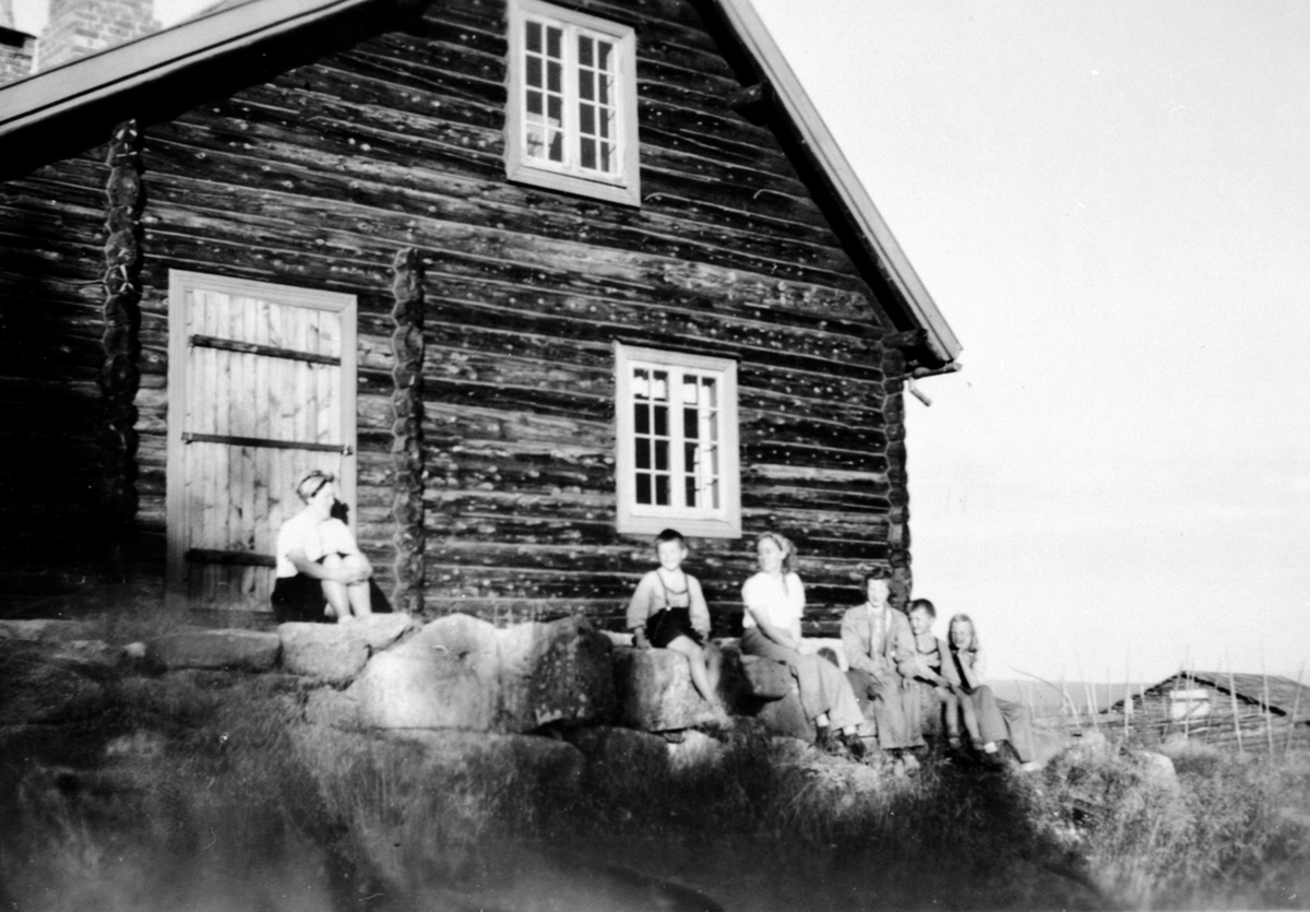 Anno Domkirkeodden, Gruppe personer på Glestad seter, Nøkkelåsen, Ringsakerfjellet. Olave Rud ved døra.