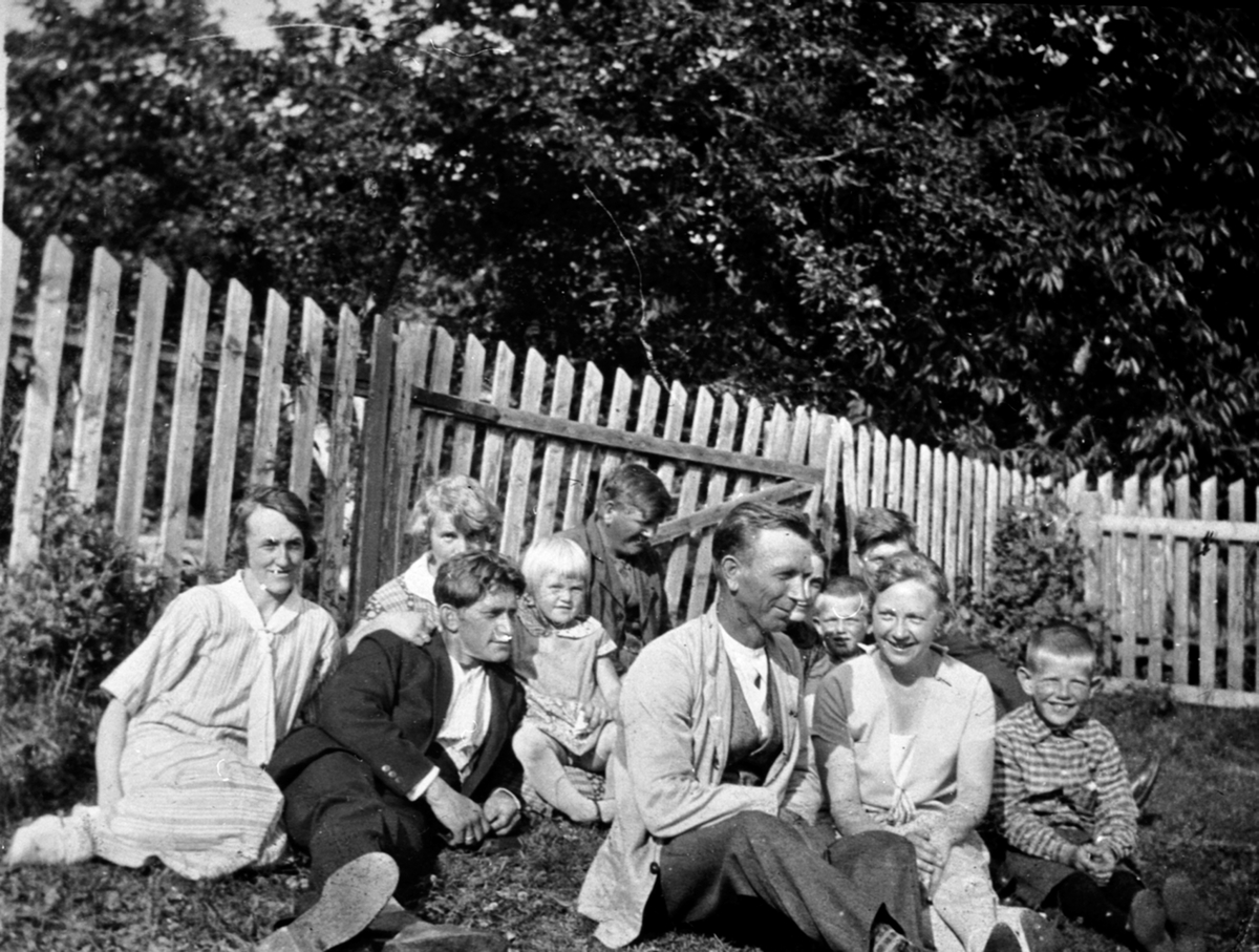 Anno Domkirkeodden, Gruppe personer på Røste, Helgøya. Fra venstre er Anna Knutsen, Lars Larsen, ukjent, Petter Røste. Foran er Tora Eikholdt, Bjarne Røste. Bak er Bjarne Røste.