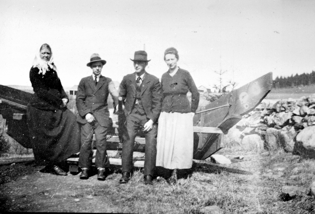 Anno Domkirkeodden, 4 personer sitter på snøplog. Fra venstre er Otilie Bratberg (1855-1927), Bodvar Larsen, Mons Fjeld f. 1890, Marthe Fjeld (Dompidal). Steingjerde mellom og Maurud, Helgøya.