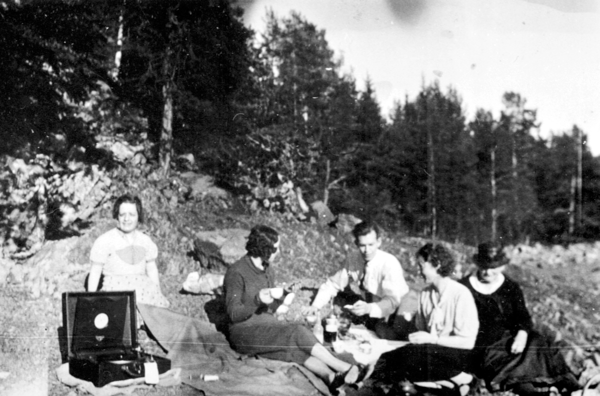Anno Domkirkeodden, Familien Randby koser seg med mat på strandtur til Hornsodden, Helgøya.