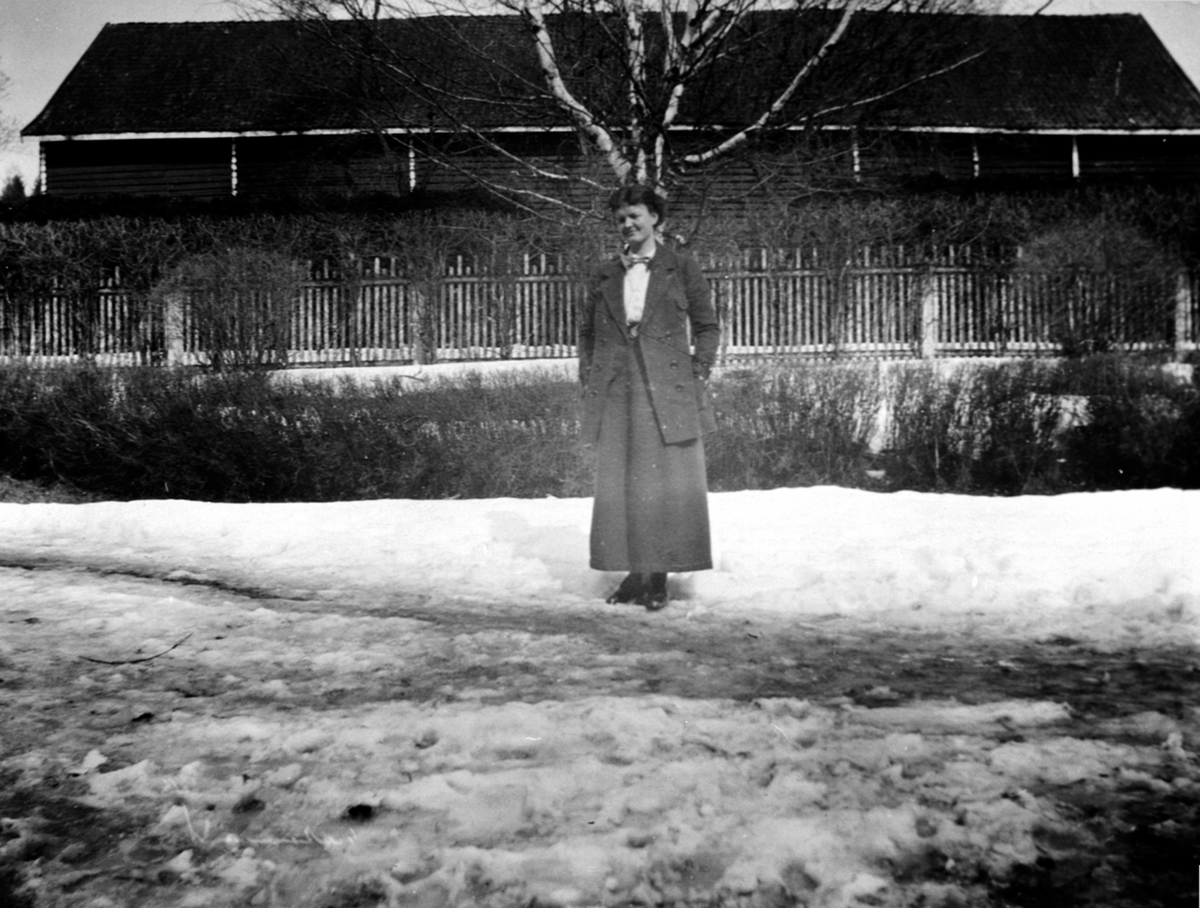 Anno Domkirkeodden, Marianne Olssøn foran den gamle låven på Hovelsrud, Helgøya, som brant i 1934.