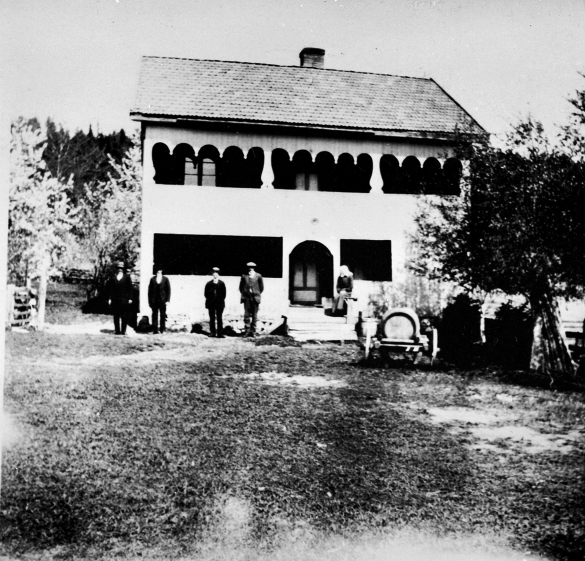 Anno Domkirkeodden, Hovedbygningen på Raknerud, Helgøya da gården var udelt. Bygget mellom 1743 og 1784. Bygningen står enda med svalgang og det hele.