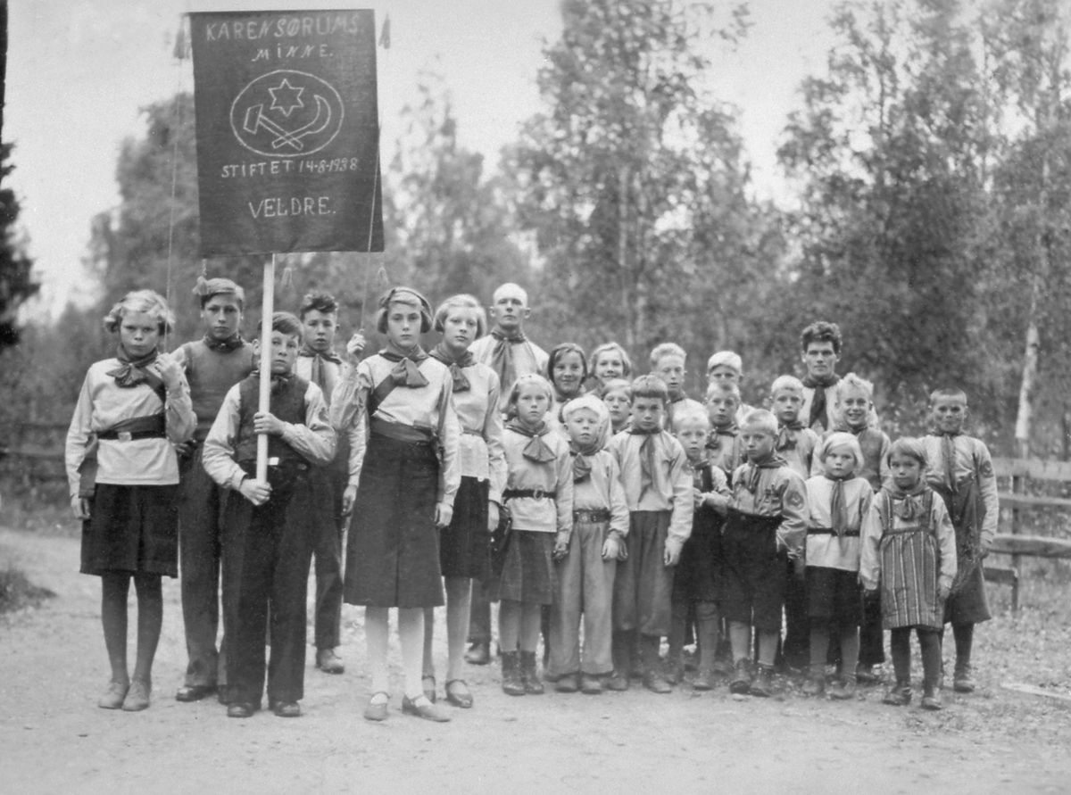 Anno Domkirkeodden, Gruppe barn med fane, Veldre, Ringsaker. Barnearbeiderforeningen, Karen Sørums minne, stiftet 1938.