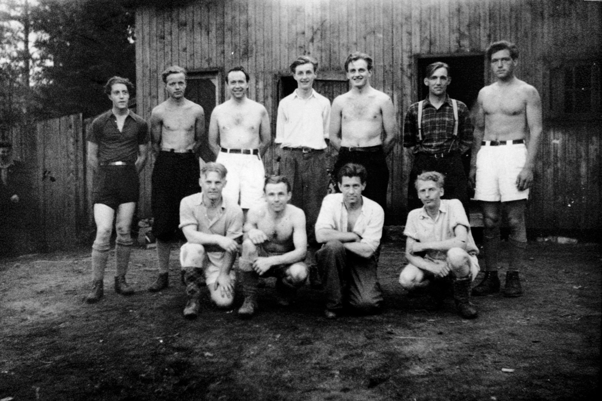 Anno Domkirkeodden, Fotballkamp til inntekt for nytt idrettsanlegg i Moelv. Fotballplassen ved Korgstuevika ved Fina syd. Foran vra venstre er Erlign Bjerke, Magnus Mikkelsen, Arne Engen, Magne Antonsen. Bak er Magne Mæhlumshagen, Ivar Aardal, Asbjørn Bøe, Trygve Torgersen, Per Granberg, Harald Olafsen, Gunnar Dulsrud.