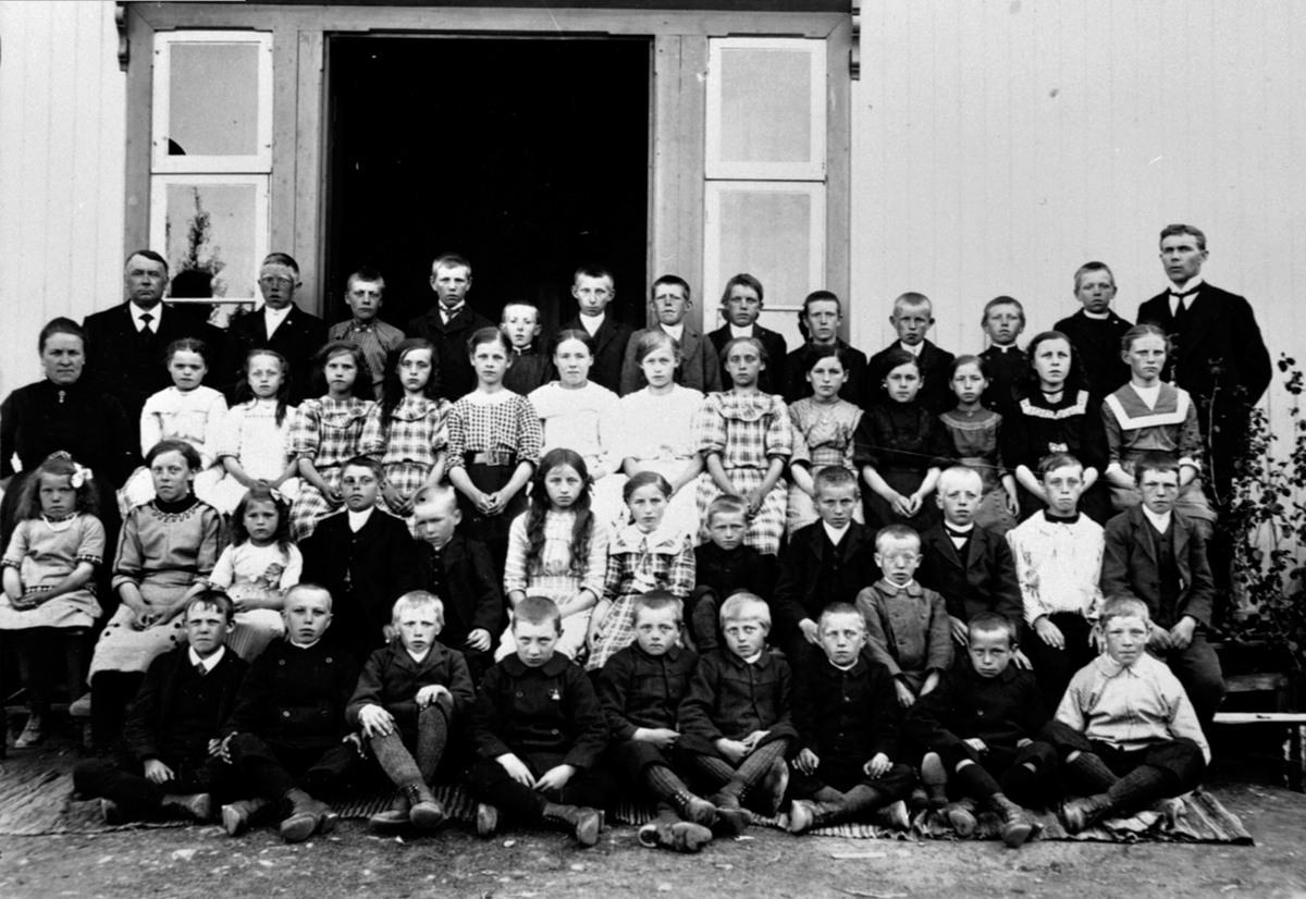 Anno Domkirkeodden, Elever og lærere ved Fagernes skole, Næroset, Ringsaker. Se reg. skjema for navn.