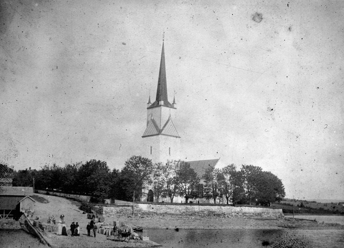 Anno Domkirkeodden, Nes Kirke med brygga. Folk på brygga. Tingnes, Hedmark.