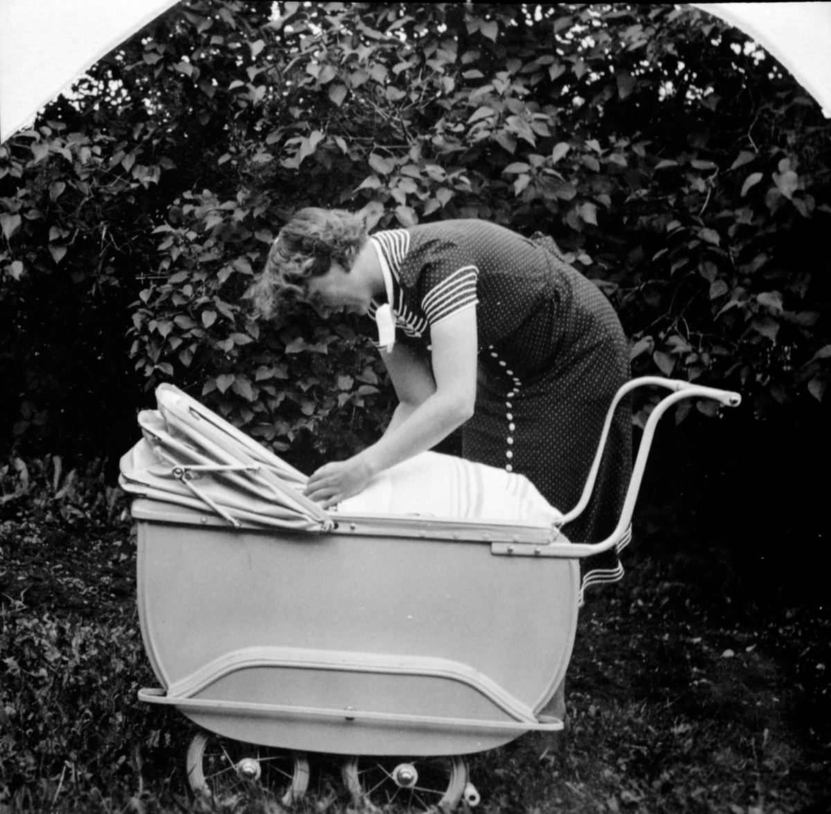 Anno Domkirkeodden, Barnevogn anno 1937. Dame ved vogna i Lodviken, Helgøya.