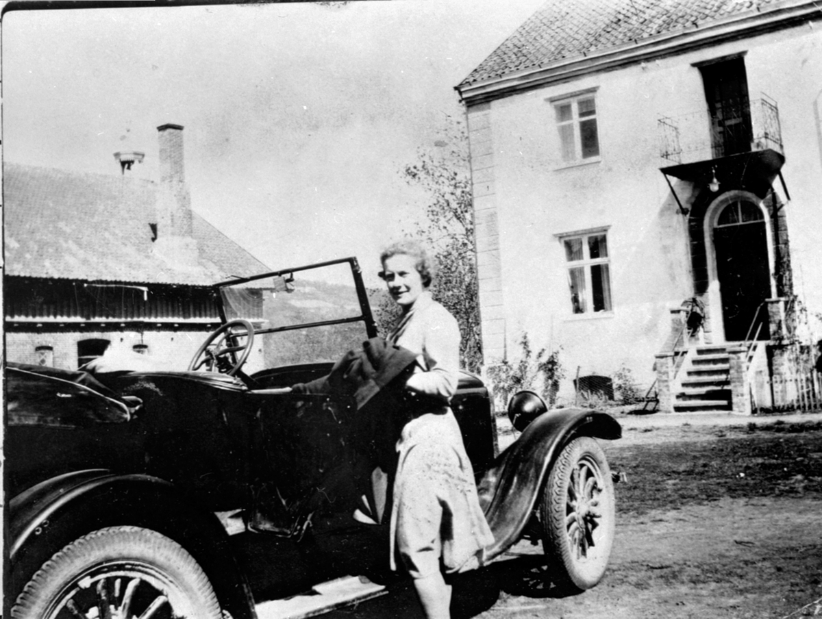 Anno Domkirkeodden, Karl Olssøns første bil, en T-Ford. Ragnhild Ollsøn står ved bilen. Hovelsrud, Helgøya.