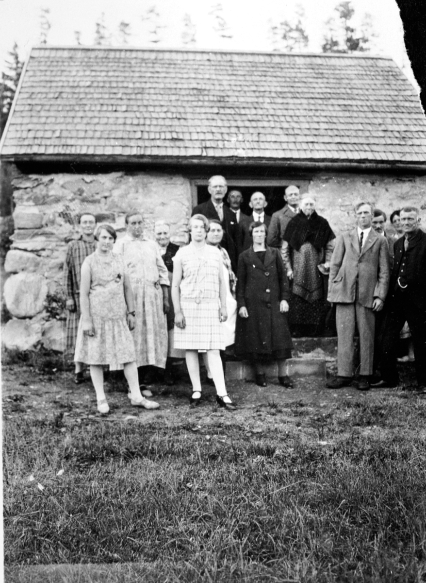 Anno Domkirkeodden, Gruppe personer utenfor steinfjøset i Atfor. Fest for arbeiderne på Hovelsrud, Helgøya.