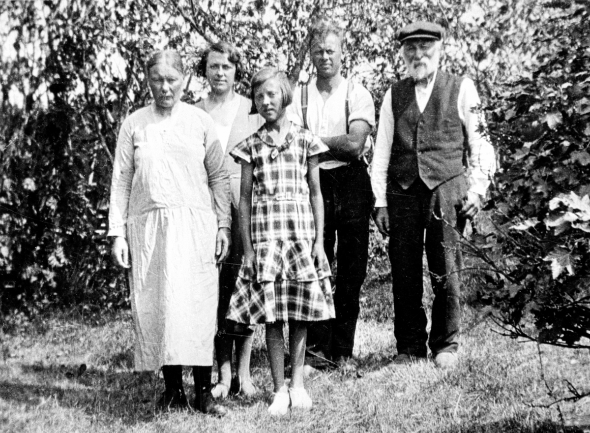 Anno Domkirkeodden, Eli Blindingsvollen, Signe Blindingsvollen, Even Blindingsvollen Jr. Til høyre Even Blindingsvolle, pleiedatter Emma foran. Kvitrussland, Præstvægen, Ringsaker.