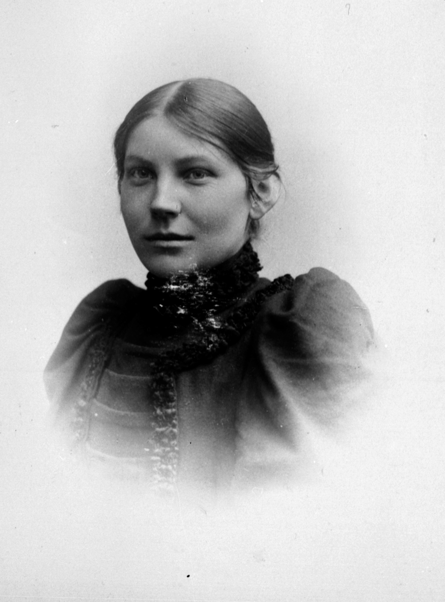 Anno Domkirkeodden, Portrett av Augusta Arnesdatter Saugstad, gift med Johan Stenseng, Tune, Ringsaker.