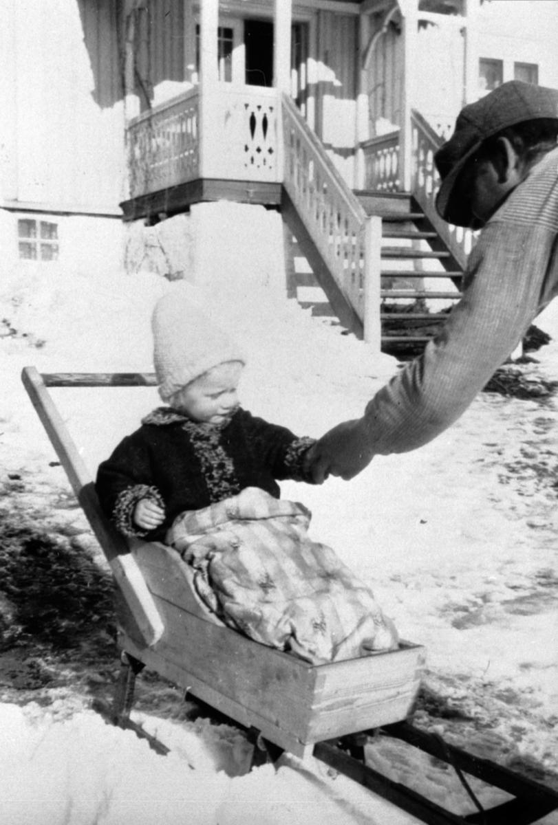 Anno Domkirkeodden, Håken Hveem i sluffe på spark, Ivar Hveem, Båberg, Ringsaker.