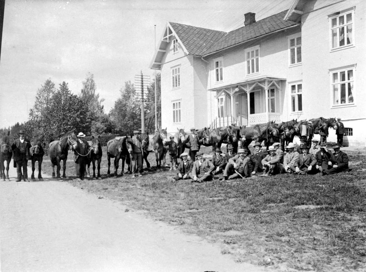 Anno Domkirkeodden, Stor gruppe menn foran gamle Tingvang. Mange hester. Næringsnemda i Ringsaker kommune.