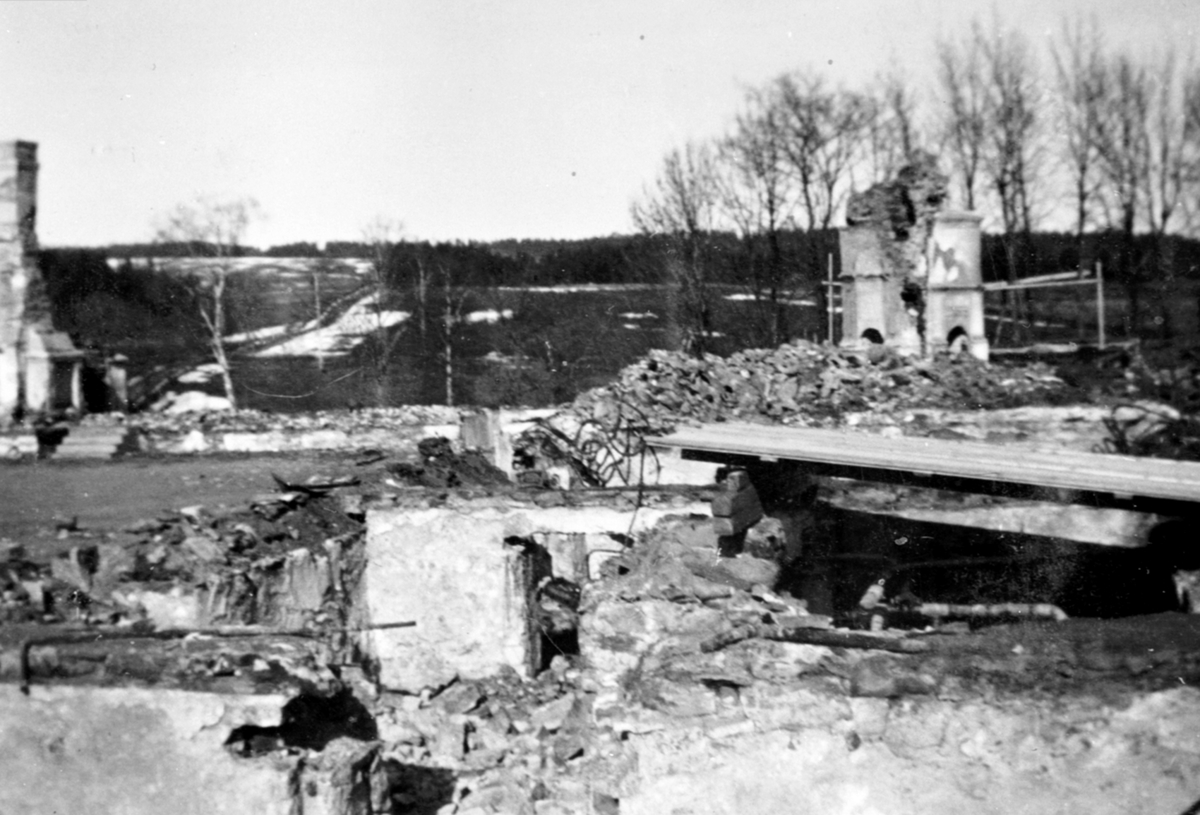 Anno Domkirkeodden, Branntomta etter storbrannen på Hovinsholm, Helgøya den 20.12.1937. Hovedbygningen brant ned til grunnen.
