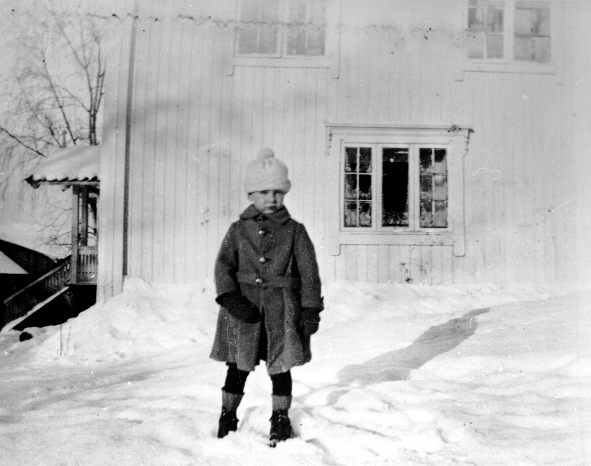Anno Domkirkeodden, Gerhard Vien f.1917 utenfor hovedbygningen på Grimsrud, Helgøya.