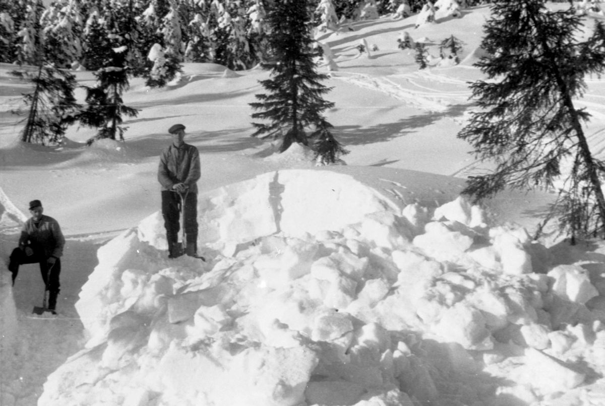 Anno Domkirkeodden, Rydding av store snømengder med spade, snøvinteren 1951, Ringsaker Almenning.