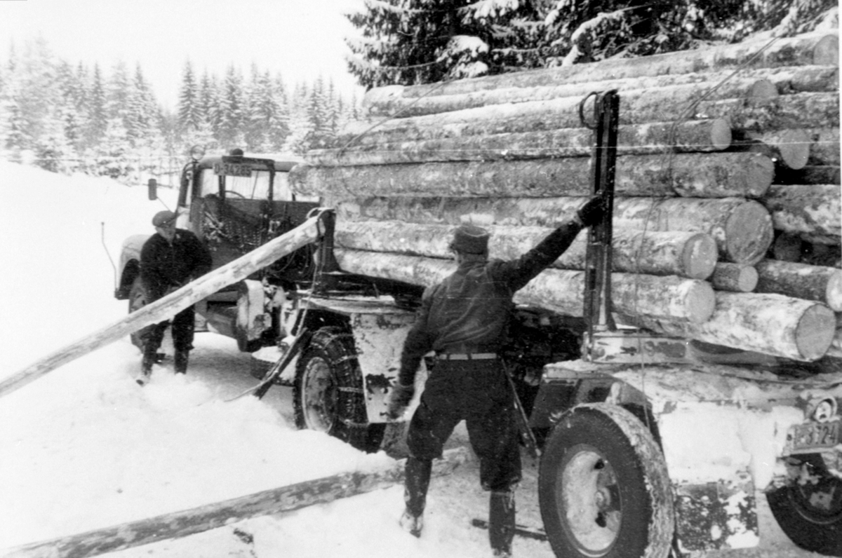 Anno Domkirkeodden, Tømmertransport med lastebil utstyrt med Isaksen vinsj, Ringsaker Almenning.