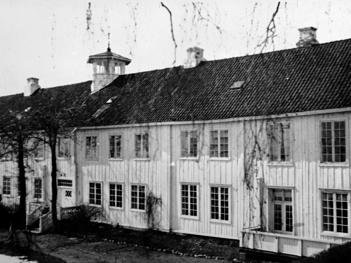 Anno Domkirkeodden, Hovedbygningen på Hovinsholm, Helgøya.